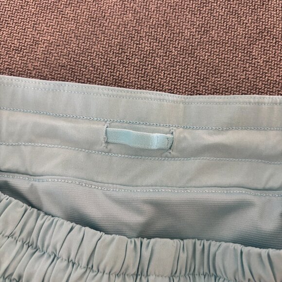 Lululemon Hotty Hot Low-Rise Lined Short 4" - Size 6 - Picture 7 of 9